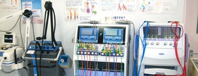 スーパーライザー(偏光近赤外線治療器)、牽引治療器、低周波治療器(SSP)、干渉波治療器、マイクロ波照射器、レントゲン、心電図、呼吸器機能測定機